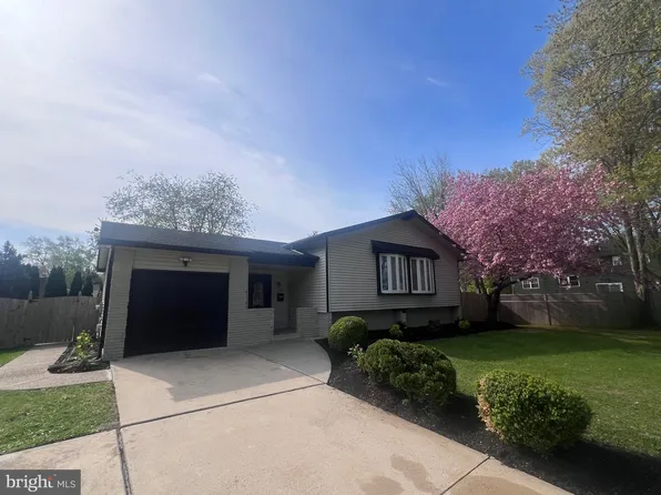 122 Oxford Pl, Mount Laurel, NJ 08054