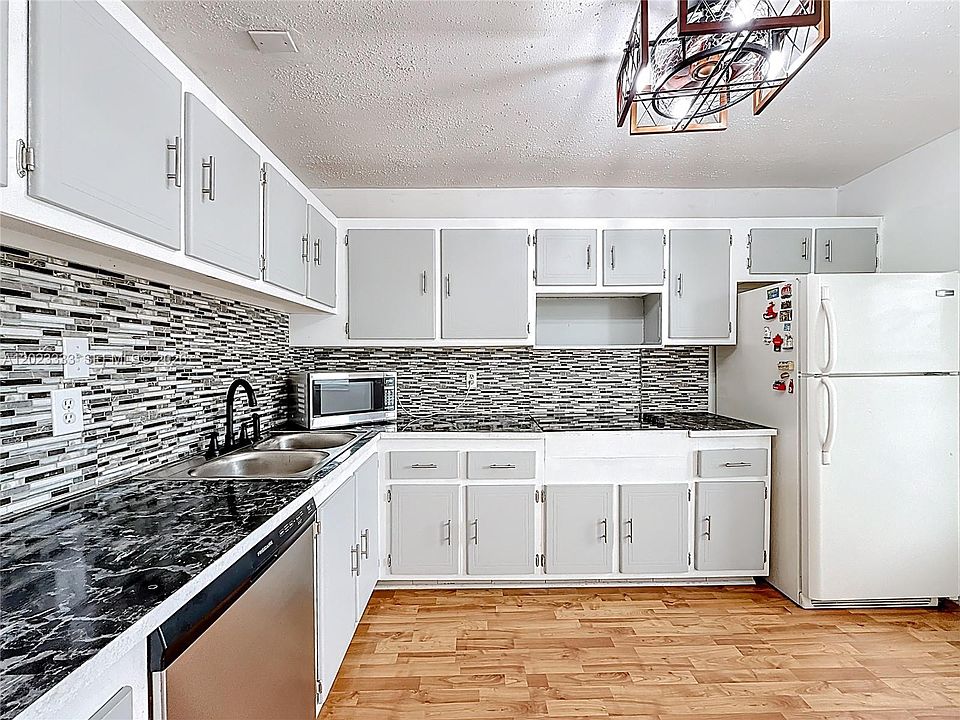 1st image of 1000 NE 14th Ave APT 411