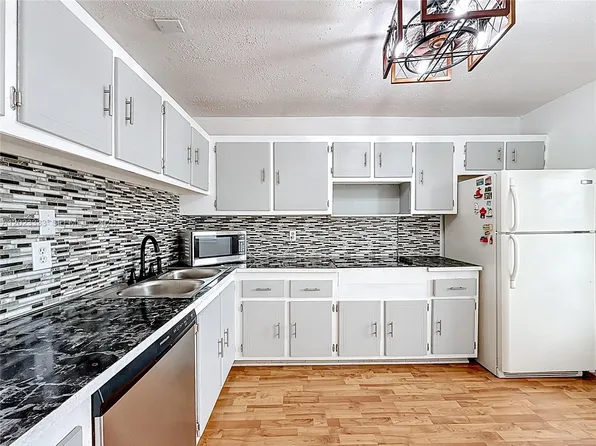1000 NE 14th Ave APT 411, Hallandale, FL 33009