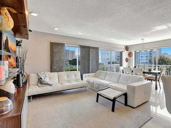 126 Golden Isles Dr APT 32A, Hallandale Beach, FL 33009