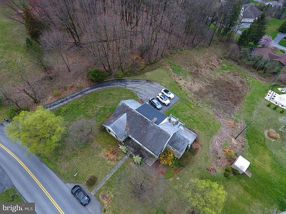3rd image of 240 Blossom Hill Dr