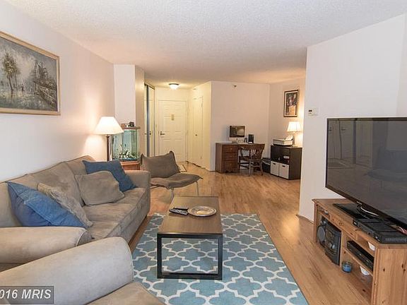 5th image of 1600 N Oak St APT 404