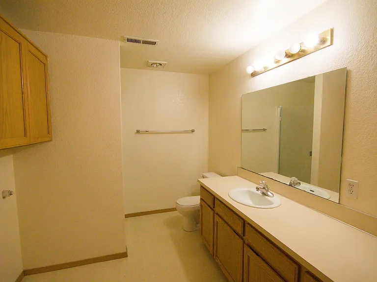 1819 Skyline Ct S — Photo 16