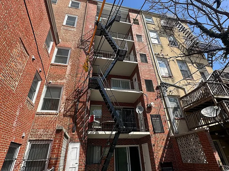 1911 W Baltimore St — Photo 12