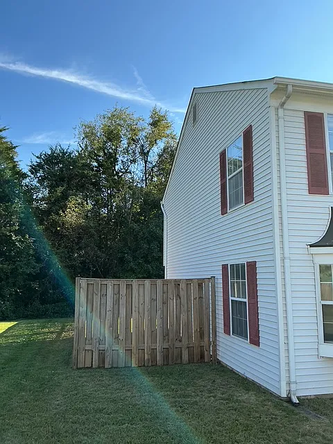 3 bed, 1.5 bath, 1044 sqft, $2,500 — Photo 2