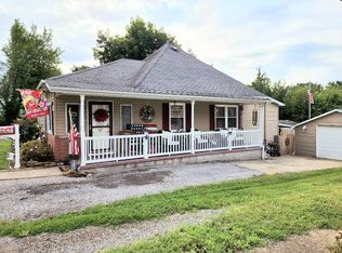 711 W 11th St, Johnston City, IL 62951