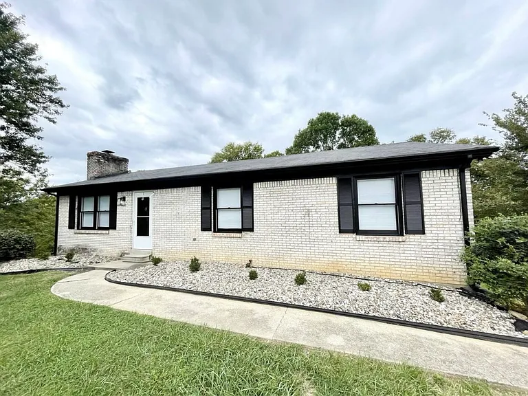 2236 Mercer Dr — Photo 1