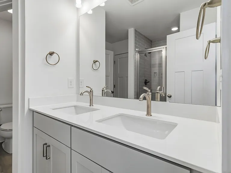 105 Cobden Ct — Photo 31