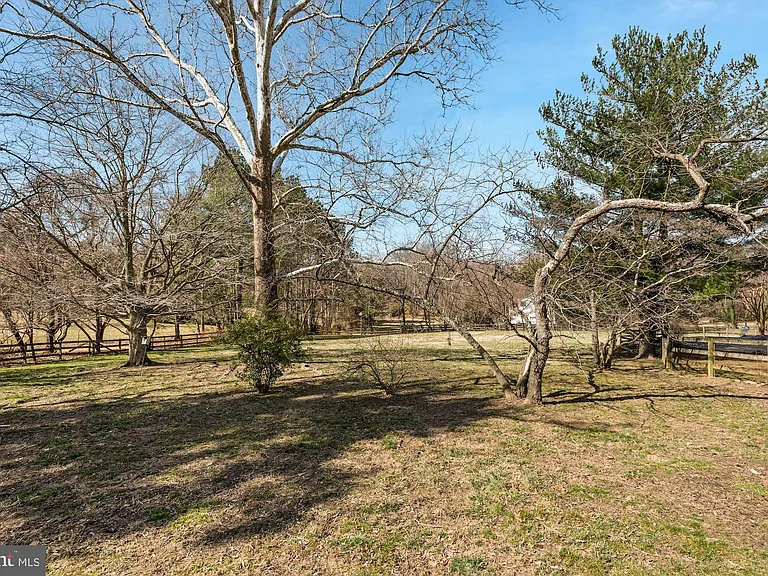 326 Walker Rd — Photo 46