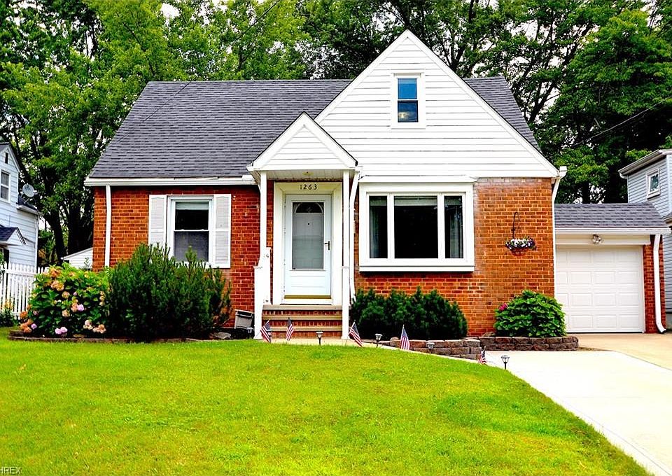 Beautiful 3 bed/2 bath bungalow!  Welcome Home!