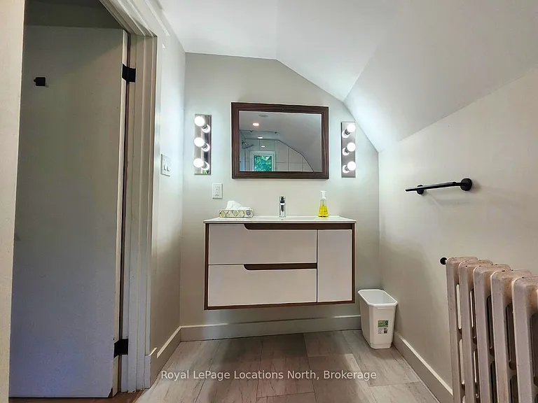 176 Richmond St S — Photo 11