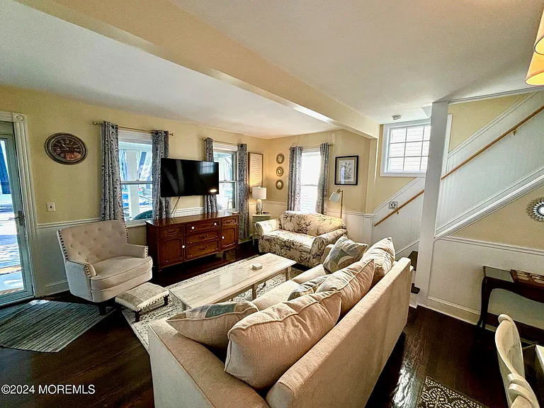87 Embury Ave — Photo 8