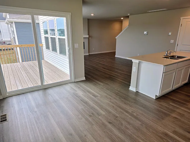 655 NW Williamsburg Ln — Photo 9