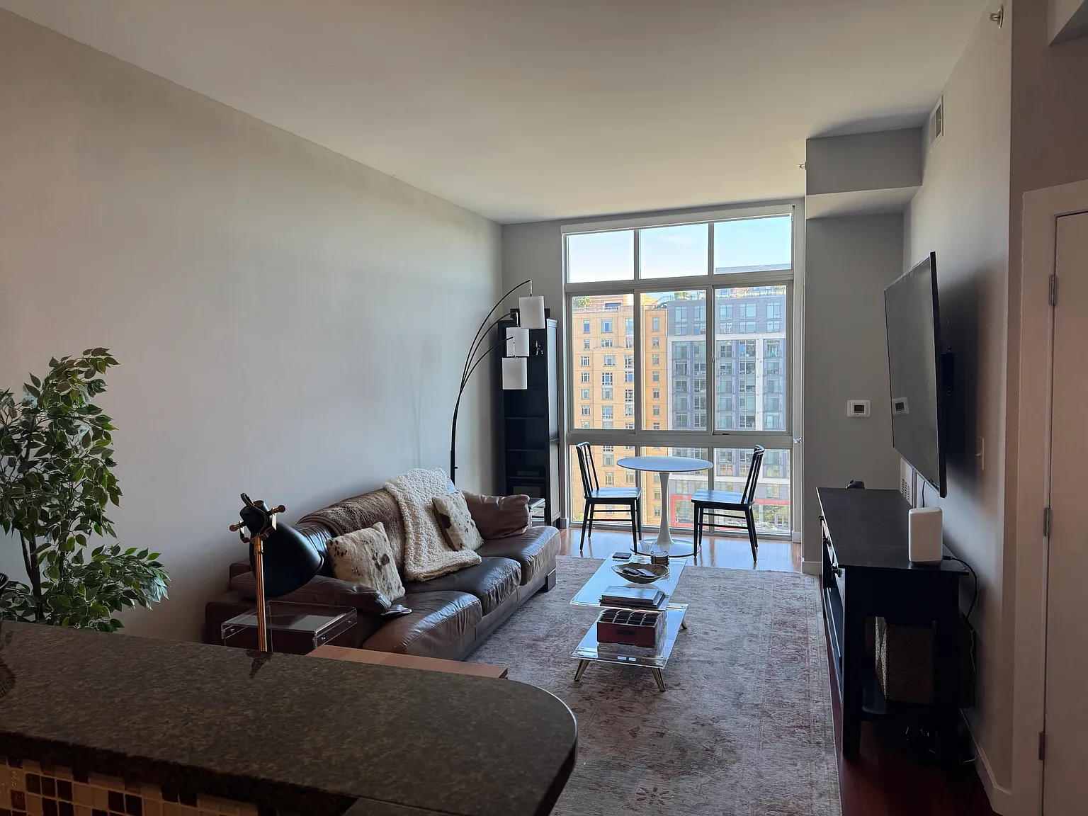 1 bed, 700 sqft, $2,200 — Photo 4