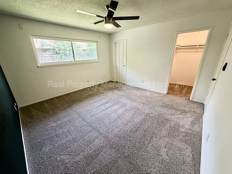 5694 N 9th St — Photo 6