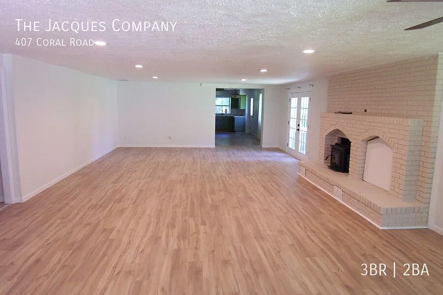 Newly Remodeled 3 Bedroom 2 Bath 2 Car Garage on 3 Acres near Spokane — Photo 3