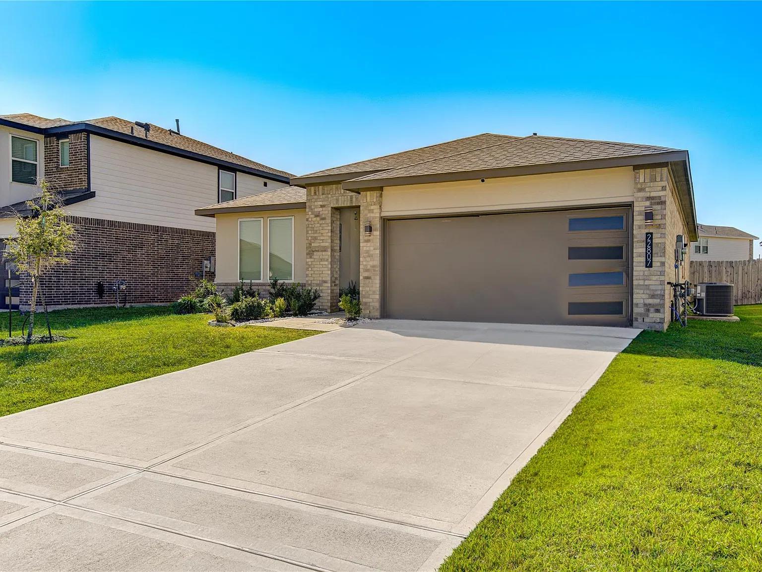 4 bed, 2.0 bath, 1850 sqft, $2,700 — Photo 2