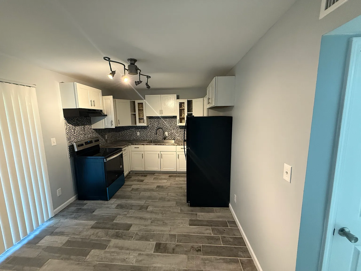 3 bed, 1.5 bath, 1134 sqft, $2,000 — Photo 1