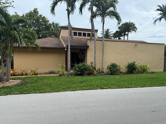 View of front entrance door located on 131st