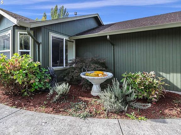 3rd image of 5821 NE 41st Cir