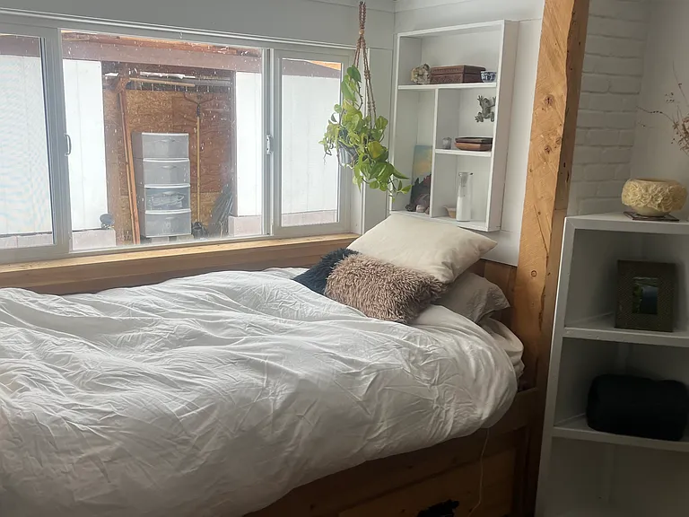 The reading nook / window area can be made into a twin bed