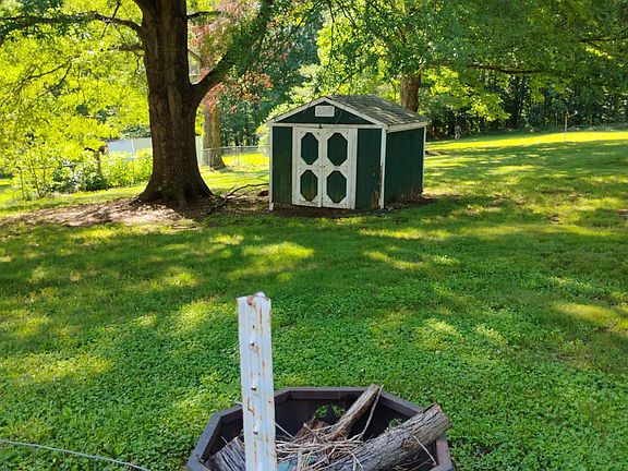 5th image of 412 Oakwood Dr