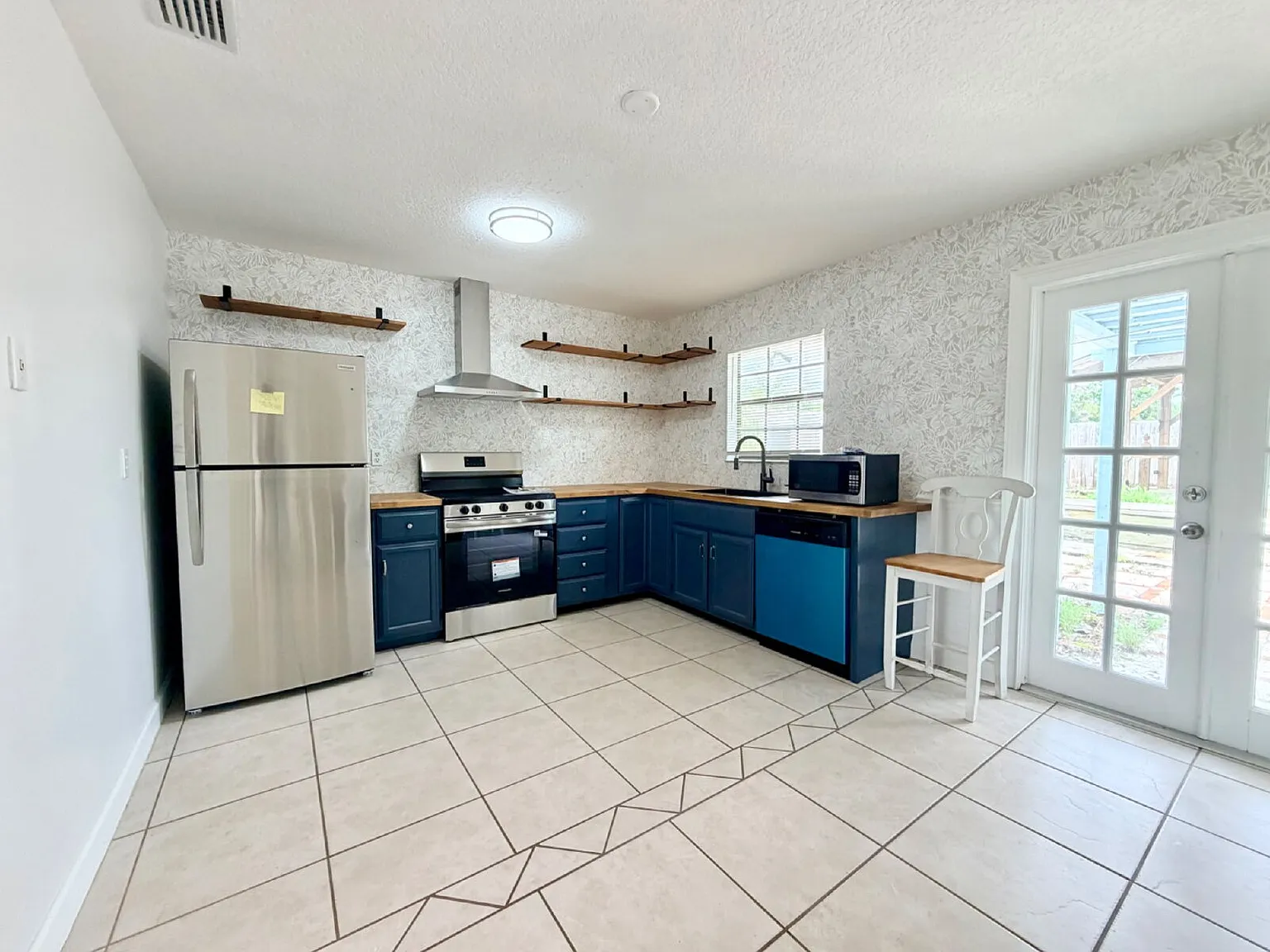 3 bed, 2.0 bath, 1200 sqft, $1,900 — Photo 4