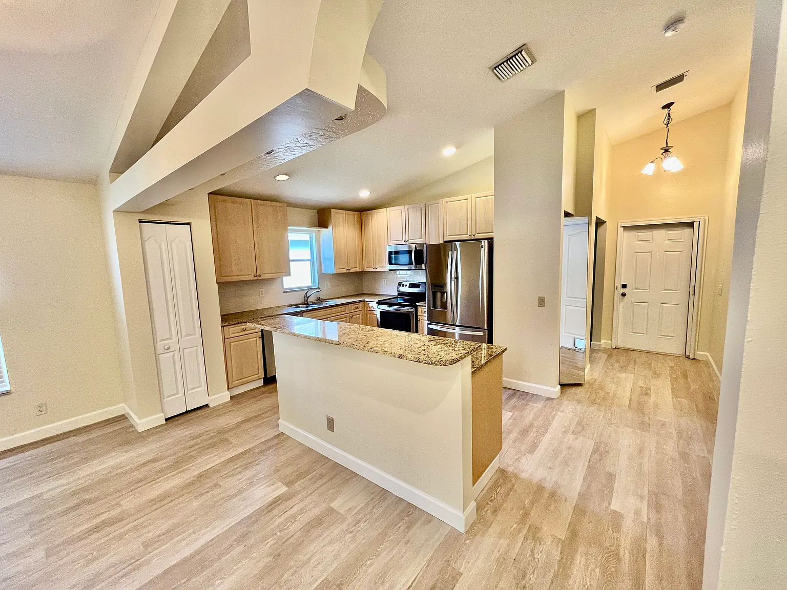 4 bed, 1625 sqft, $3,100 — Photo 3