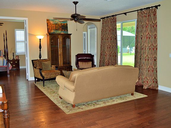 4th image of 825 Holly Springs Ter