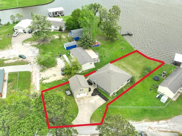 453 E Oak Shadows, Onalaska, TX 77360