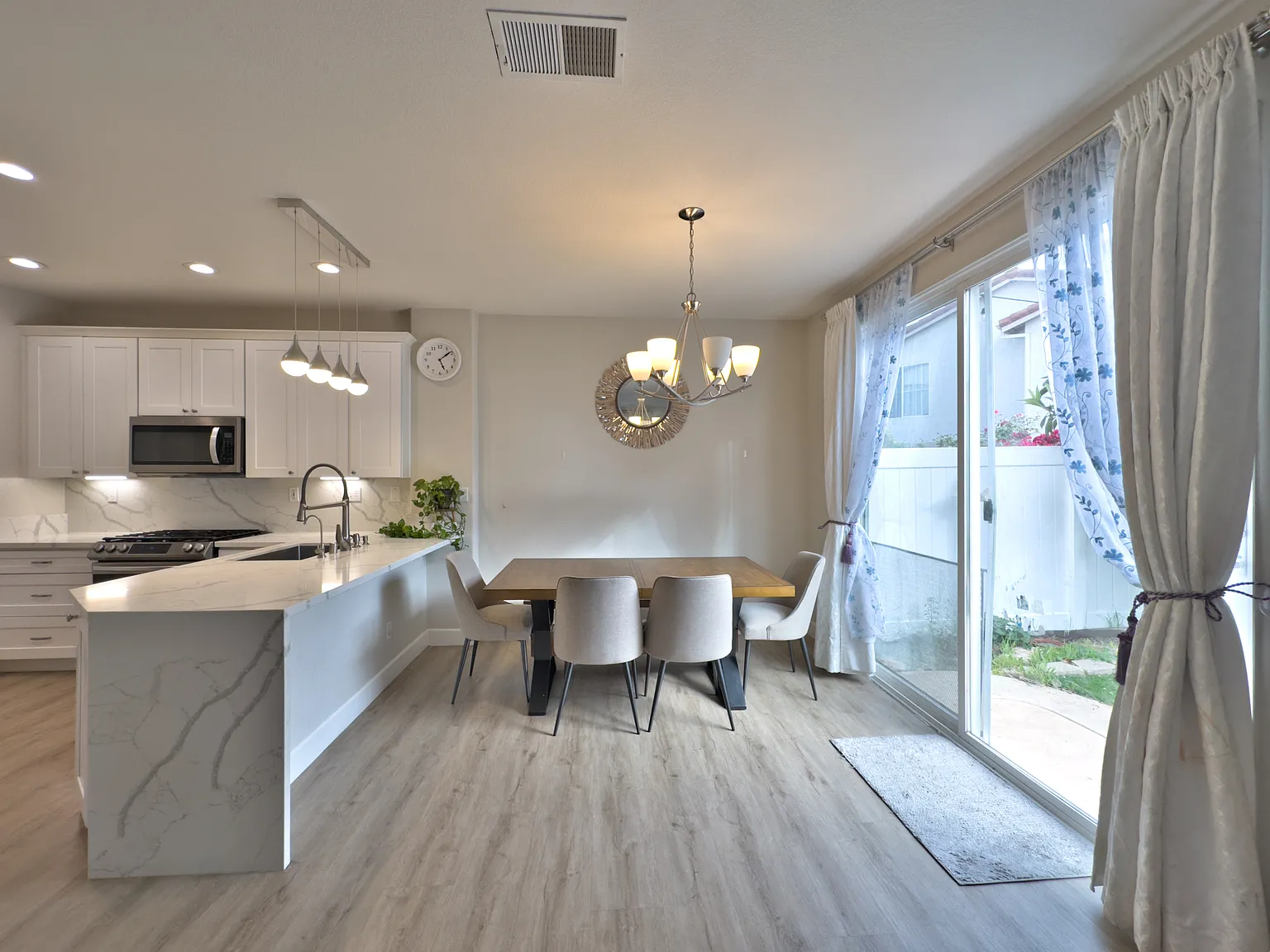 3 bed, 2.5 bath, 1321 sqft, $4,300 — Photo 2