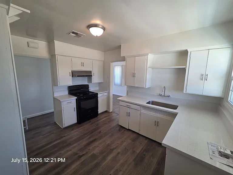 921 E Alwood St — Photo 6
