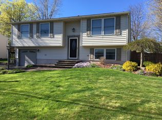 7422 Farmstead Rd, Liverpool, NY 13088