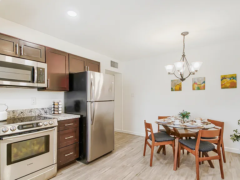 800 W Howe St — Photo 11