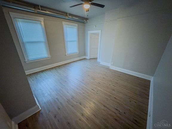 5th image of 733 Stewart Ave