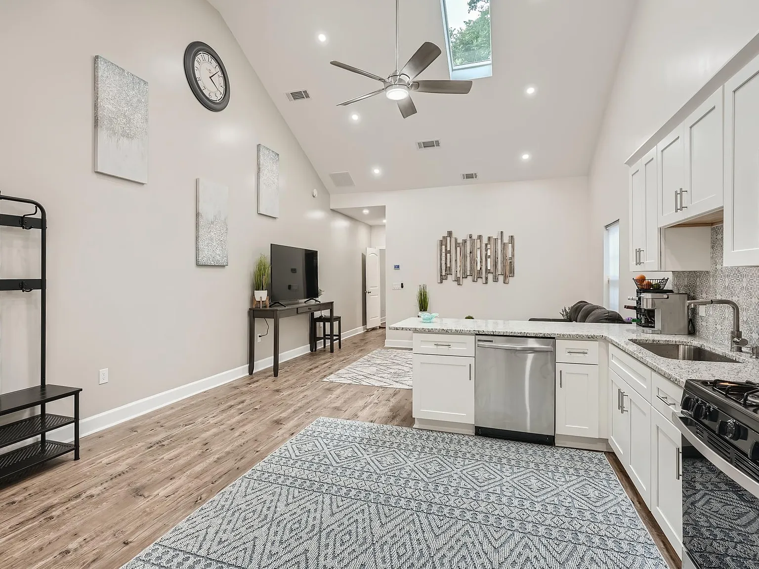 1 bed, 800 sqft, $2,000 — Photo 2