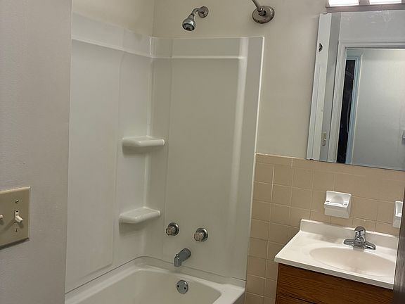 4th image of 2505 Foxchase Ct W