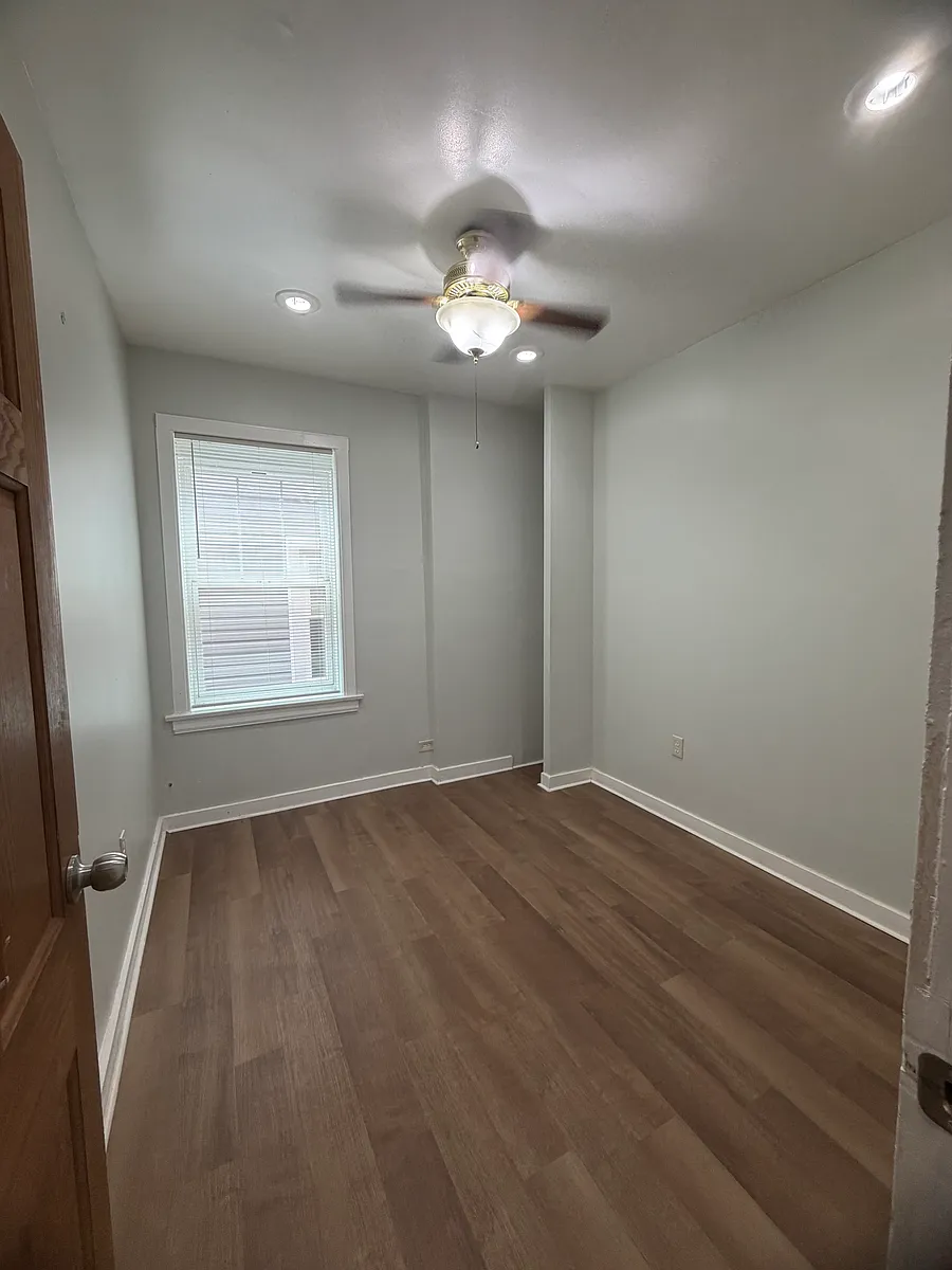Building Photo - 427 N Lawler Ave #1