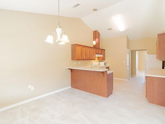 5th image of 15361 Winsor Pl