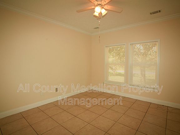 4th image of 1076 Ainsworth St E
