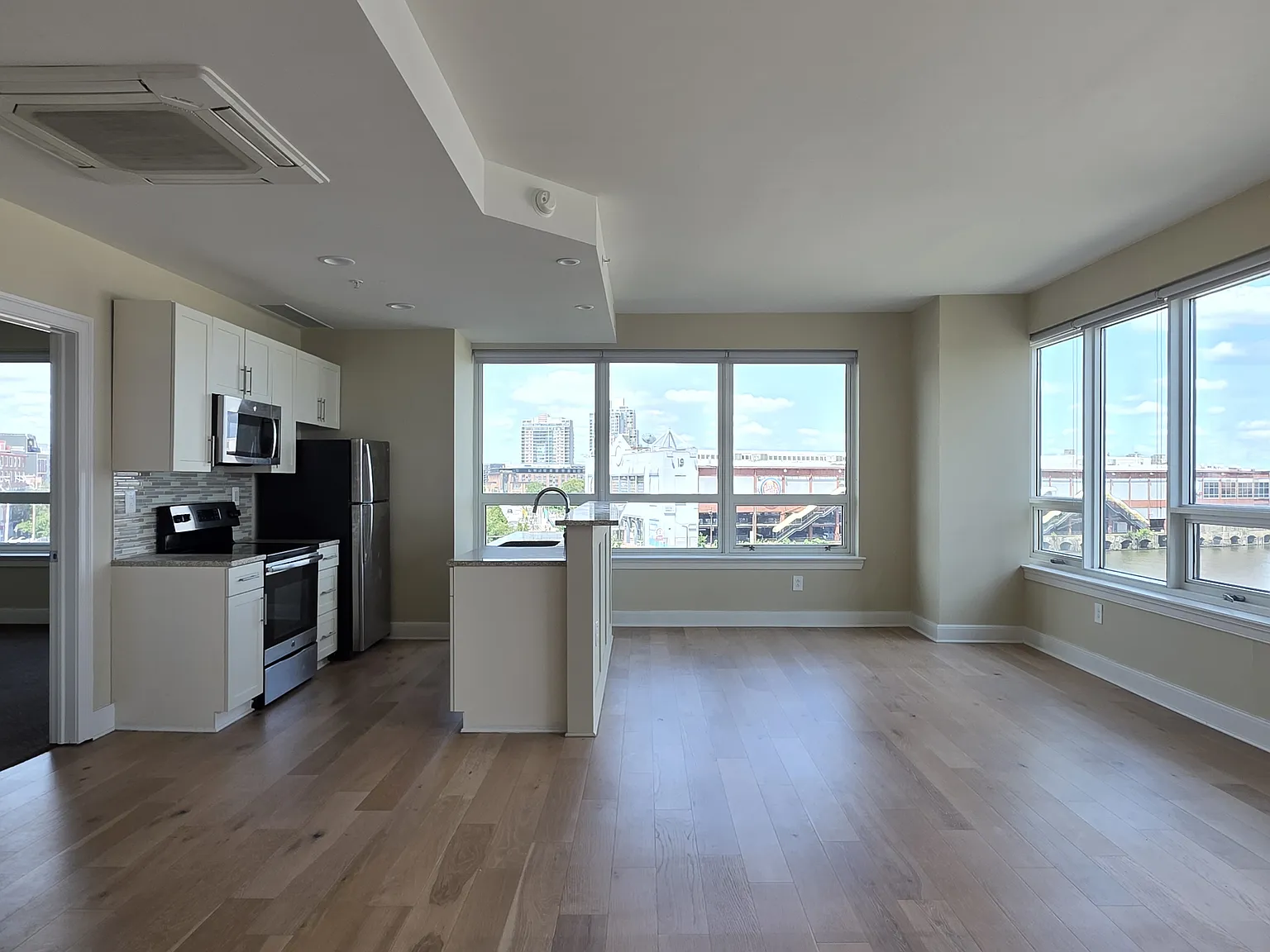 252 N Christopher Columbus Blvd — Photo 3