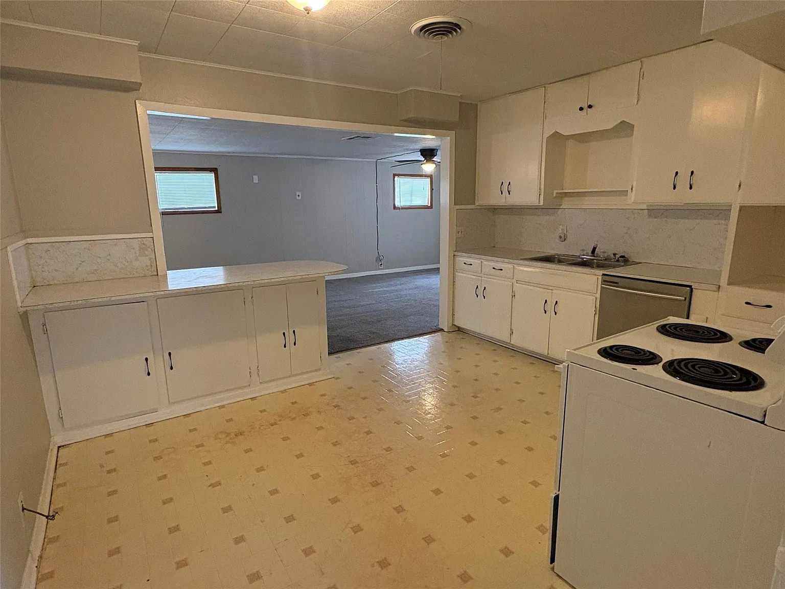3 bed, 1.0 bath, 1306 sqft, $1,500 — Photo 2