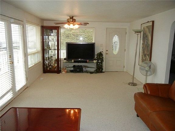 4th image of 2104 Willow Ln W