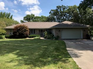 3711 Lake Dr, Taylorville, IL 62568