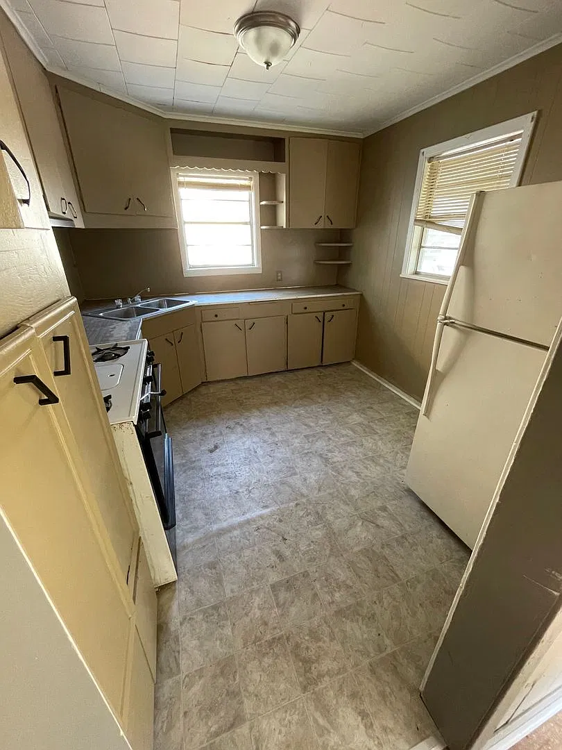 415 W Logan St — Photo 3