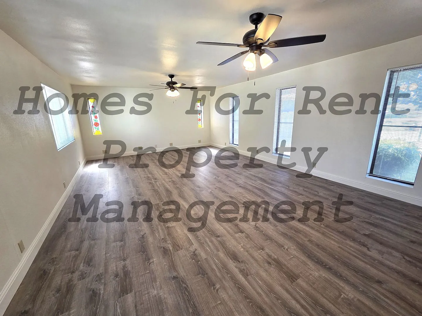 Beautiful 5 Bedroom 2 Bath Home on Cul-De-Sac — Photo 3