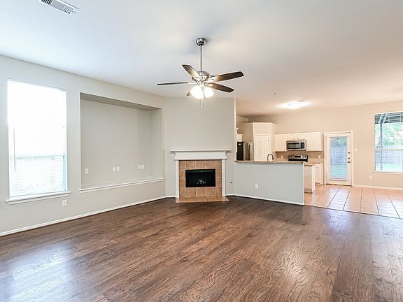 4th image of 904 Bacliff Dr