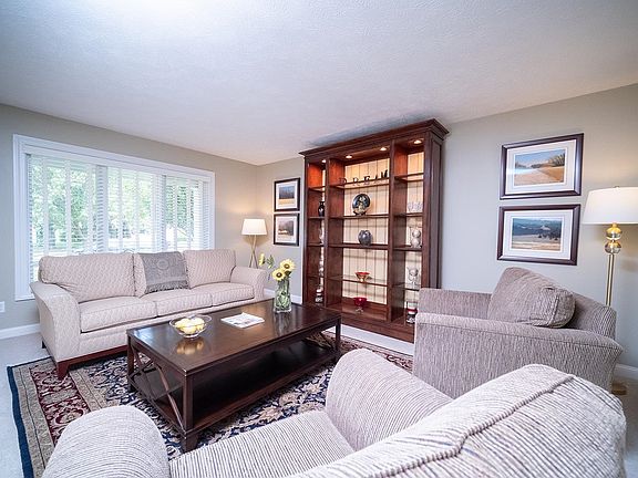 3rd image of 5421 Regents Park Rd