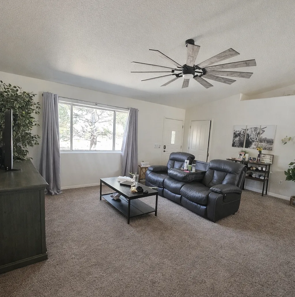 3 bed, 1358 sqft, $2,300 — Photo 3