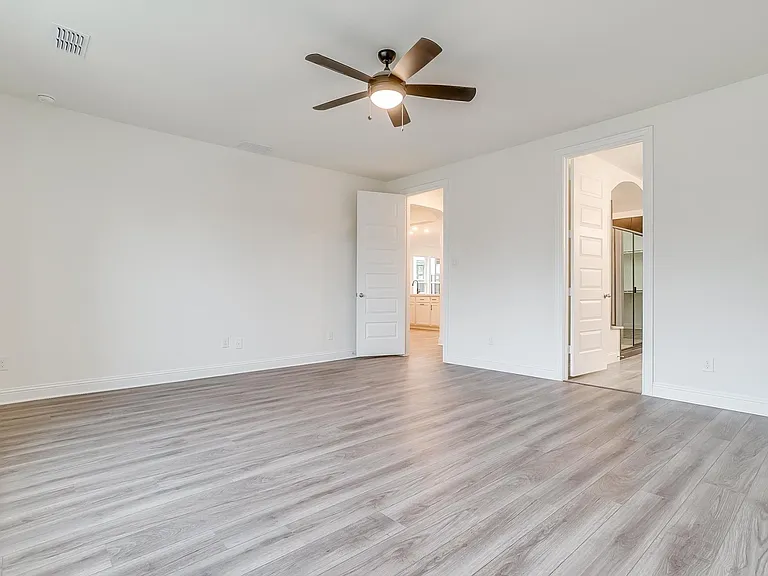 9836 Derbyshire Dr — Photo 28